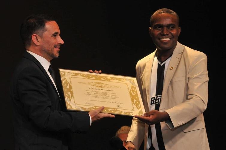 Nesta segunda-feira (6), o diretor de futebol Rodrigo Caetano, o tcnico Cuca e o atacante Hulk, do Atltico, receberam ttulos de cidados honorrios de Belo Horizonte. A iniciativa congratula os alvinegros pelo desempenho esportivo em 2021, com o ttulo do Campeonato Brasileiro.