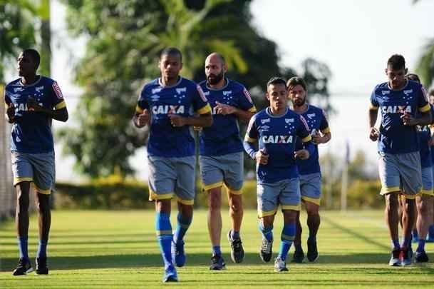 Depois de invaso de torcida organizada, jogadores trabalharam normalmente. Ded foi entregue  preparao fsica, assim como volante Marciel. Time enfrenta o Vitria na quarta-feira pela Copa do Brasil