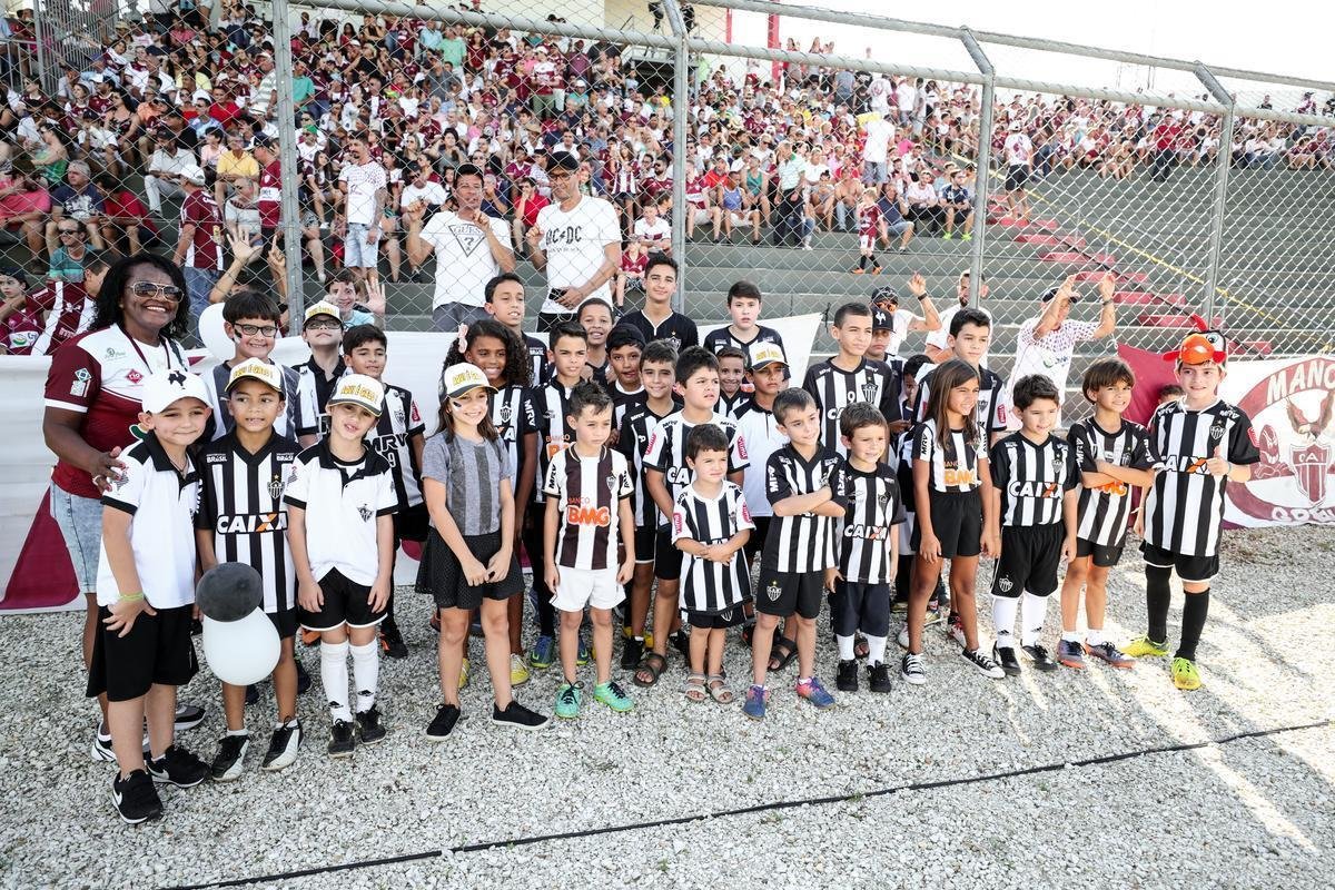 Torcedores do Atltico na partida contra o Patrocinense, no Estdio Pedro Alves do Nascimento, em Patrocnio, pelo Campeonato Mineiro