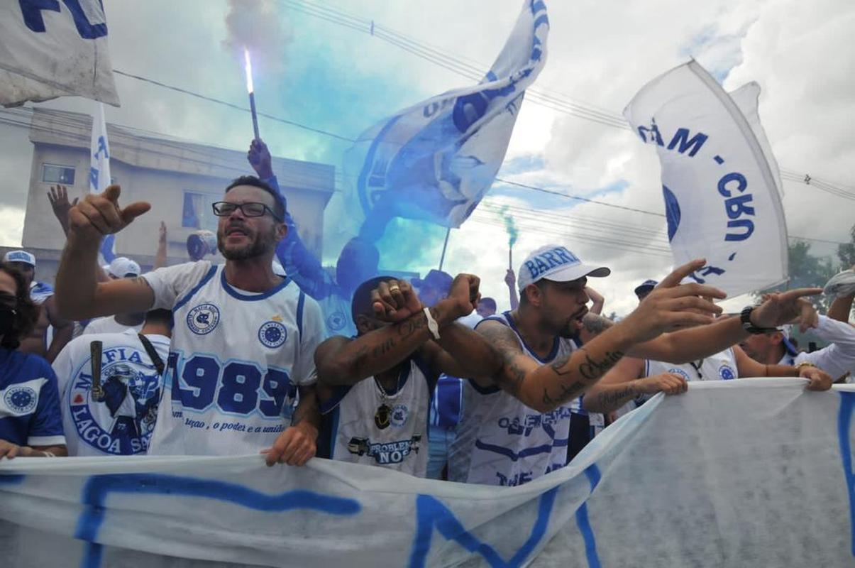 Torcedores do Cruzeiro protestam na porta da Toca da Raposa II, nesta quinta-feira (06/01), contra a sada do goleiro Fbio do clube