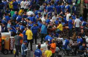 Fotos da chegada da torcida do Cruzeiro ao Mineirão na partida contra o CRB pela Série B do Brasileiro; longas filas de formaram na esplanada antes da partida