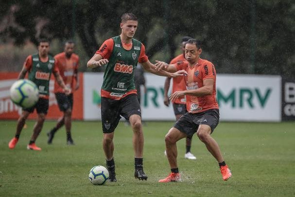 Atlético treina com Victor e Jair em campo; veja fotos