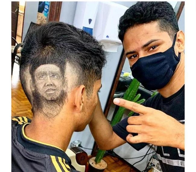 Wellison da Silva Moreno, conhecido como Well Barbeiro, estampa jogadores corintianos