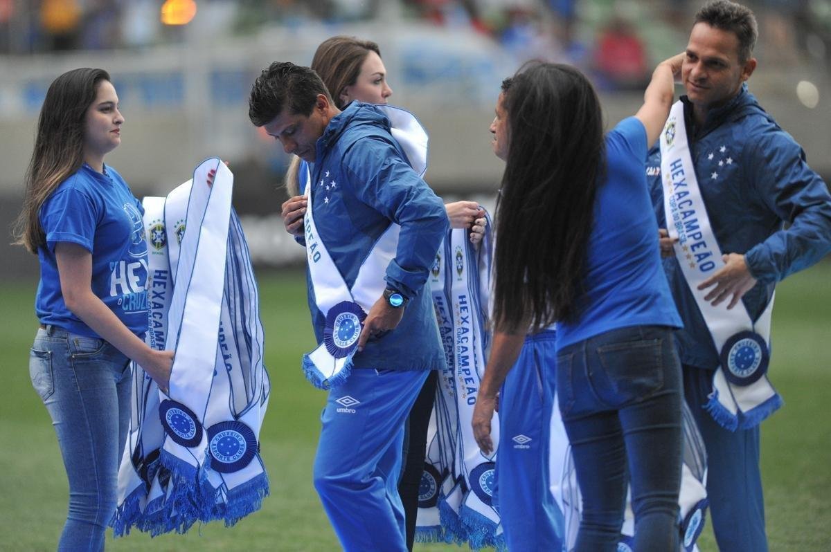 Jogadores, integrantes da comisso tcnica e dirigentes do Cruzeiro recebem faixas alusivas ao ttulo da Copa do Brasil