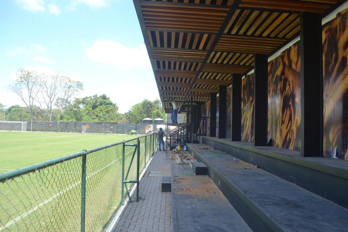 ltimo campo oficial fica em frente ao refeitrio (em construo) e ao centro de convenes, que tem arquibancada, camarote e janelo para o gramado