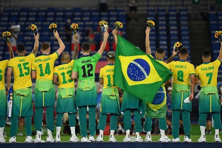 Jogadores da Seleo Brasileira recebem a medalha de ouro pela conquista olmpica no futebol