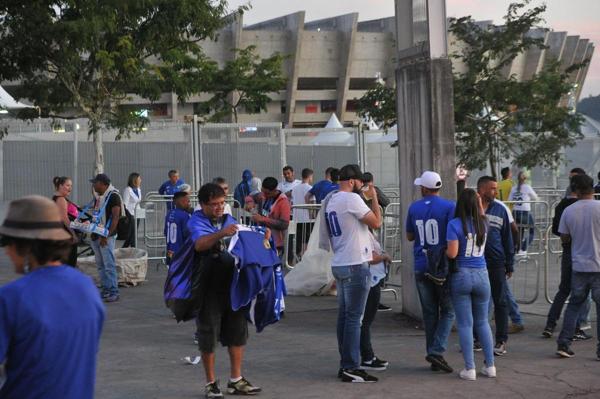 Imagens das torcidas de Cruzeiro e Corinthians no Mineiro
