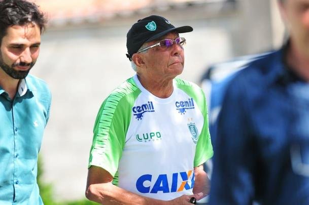 Técnico Givanildo Oliveira foi apresentado no CT Lanna Drumond pelo presidente Marcus Salum e comandou seu primeiro treino visando ao jogo de quinta-feira, contra o Internacional, em Porto Alegre