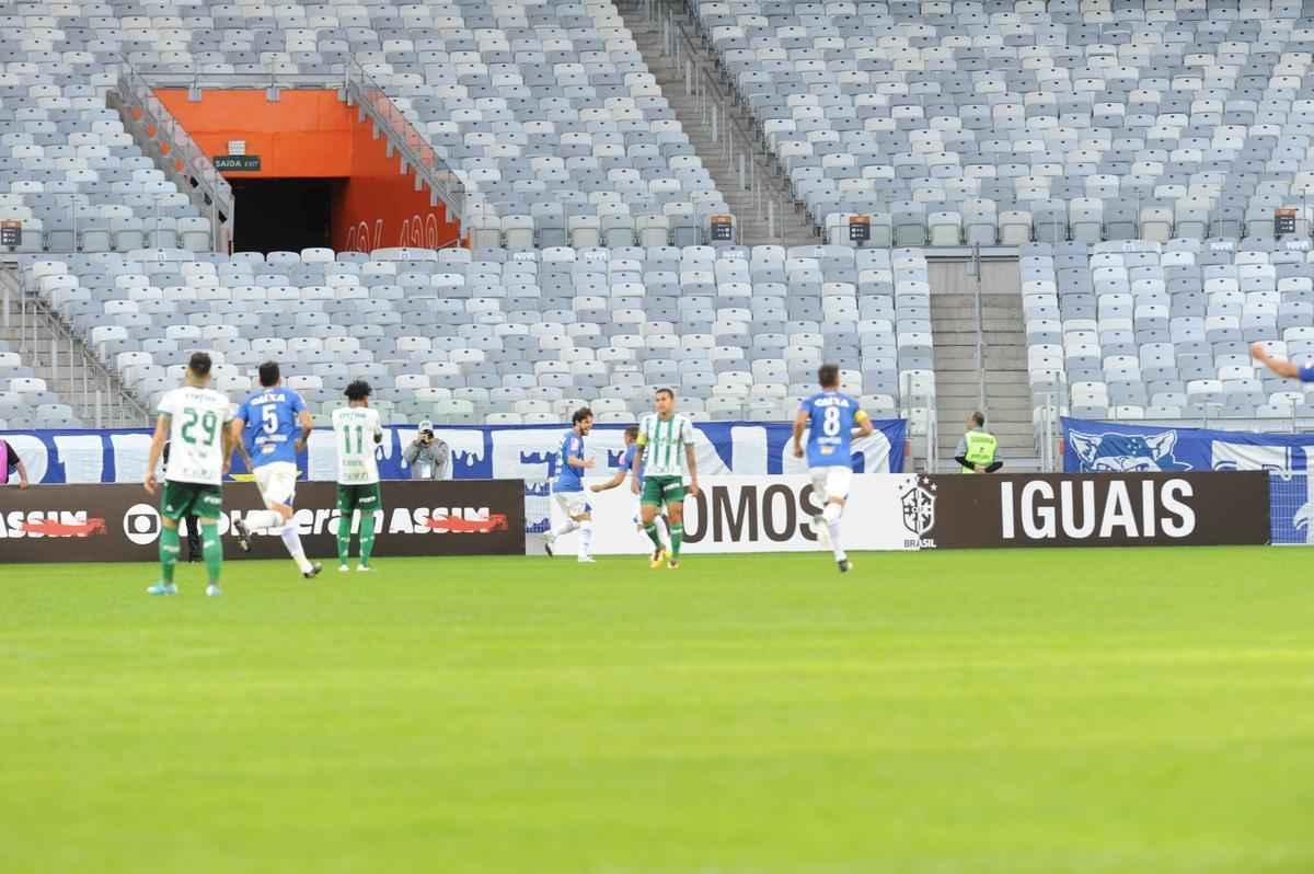 Lance de Cruzeiro e Palmeiras pela 12 rodada do Campeonato Brasileiro 