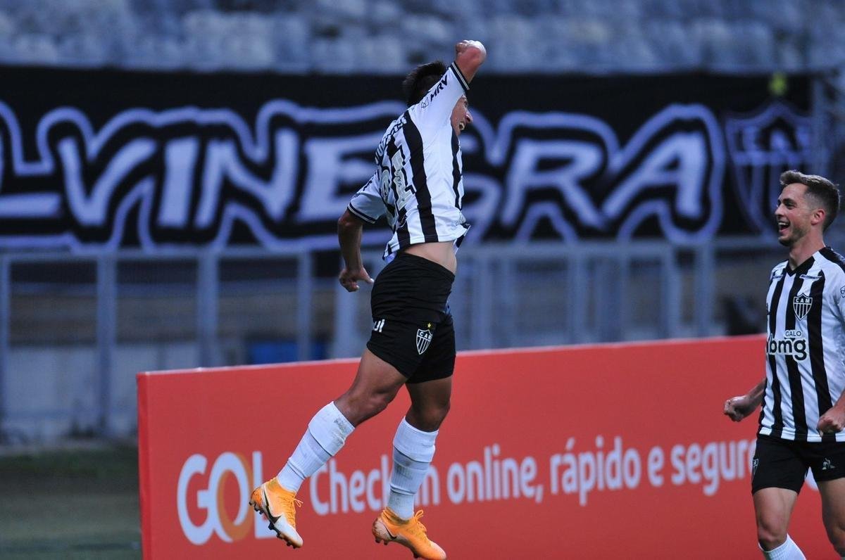 Alan Franco marcou os dois gols do Atltico no primeiro tempo: 2 a 0