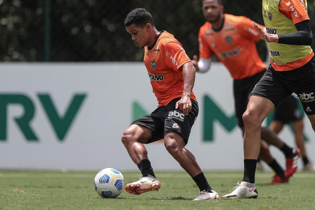 Aps a vitria por 2 a 1 sobre o Cuiab, neste domingo (24), pelo Campeonato Brasileiro, o elenco do Atltico se reapresentou e treinou na tarde desta segunda-feira (25), na Cidade do Galo, em Vespasiano. As atividades visaram o duelo de volta da semifinal da Copa do Brasil, contra o Fortaleza, que ocorrer na quarta-feira (27). Por ter vencido o jogo de ida por 4 a 0, no Mineiro, o Galo tem vaga encaminhada na deciso do principal torneio mata-mata do pas.