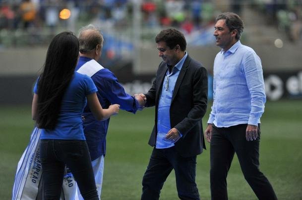 Jogadores, integrantes da comisso tcnica e dirigentes do Cruzeiro recebem faixas alusivas ao ttulo da Copa do Brasil