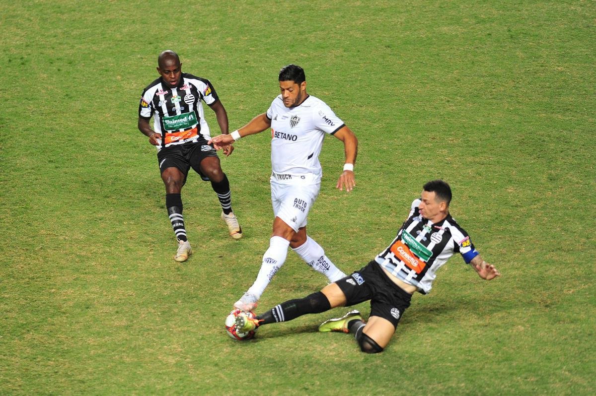 Hulk - Como centroavante, mostrou muita movimentao, saiu de perto dos zagueiros para dar opo em tabelas, e teve duas boas chances: uma finalizao bem defendida, de perna esquerda, e um chute ruim, de perna direita. Quando deslocado pela direita, caiu de nvel.