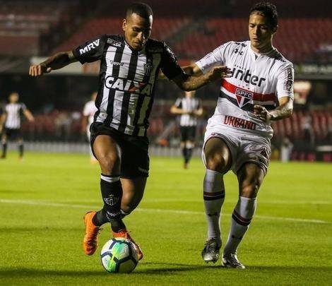 Atlético saiu atrás, conseguiu virada com Róger Guedes e Ricardo Oliveira, mas cedeu empate no Morumbi