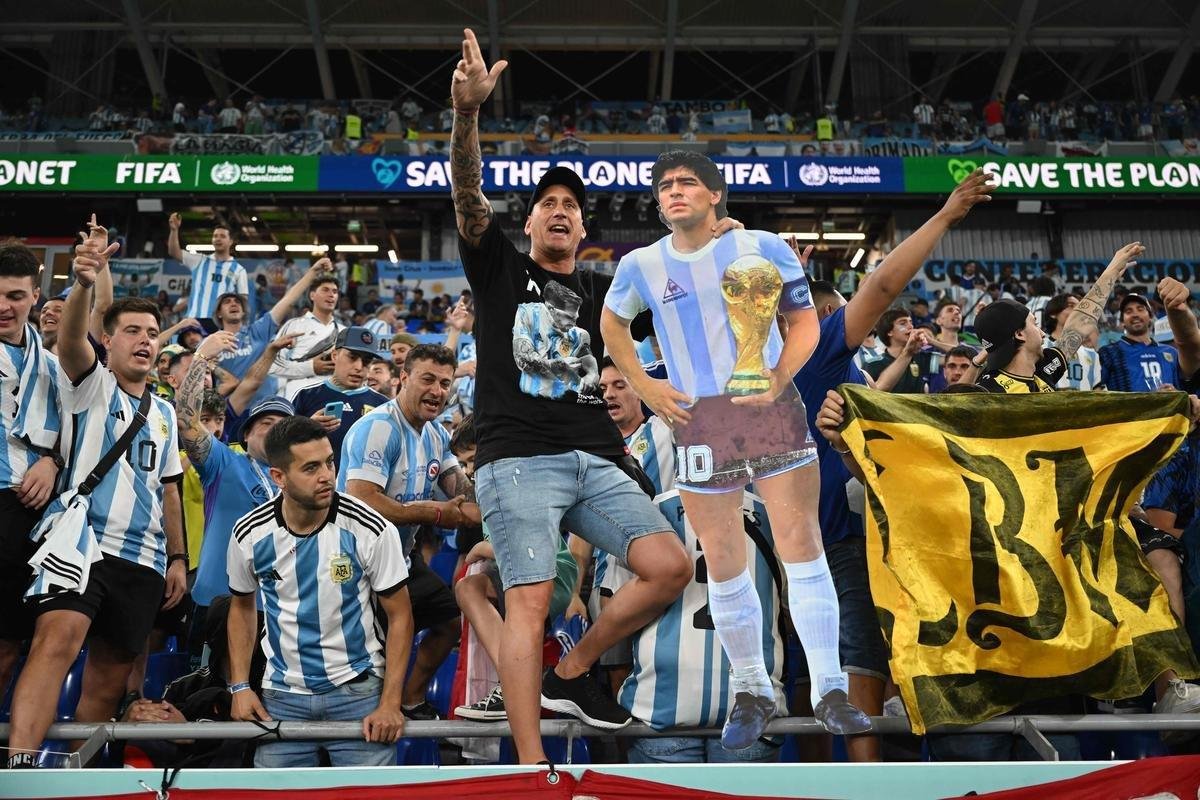 Fotos das torcidas de Argentina e Polnia durante jogo entre as duas selees pelo Grupo C da Copa do Mundo, no Estdio 974, em Doha, no Catar