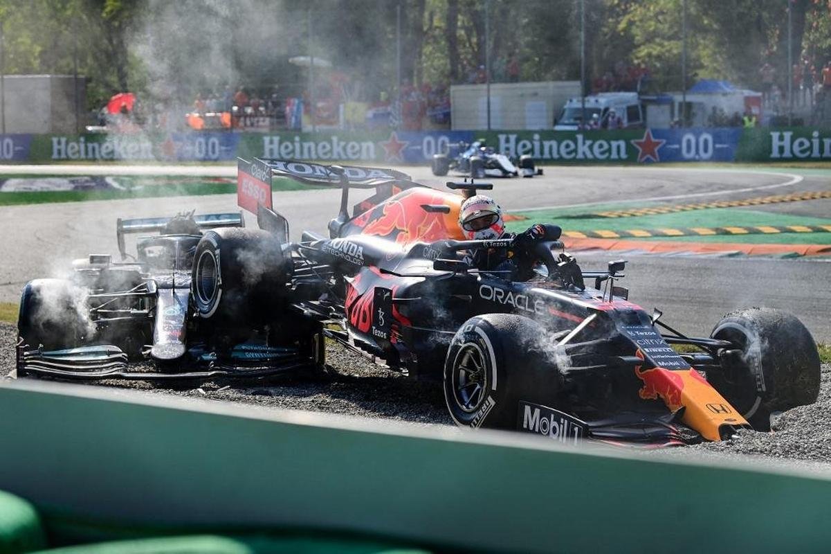 Max Verstappen e Lewis Hamilton se envolveram em batida impressionante no GP da Itlia de Frmula 1