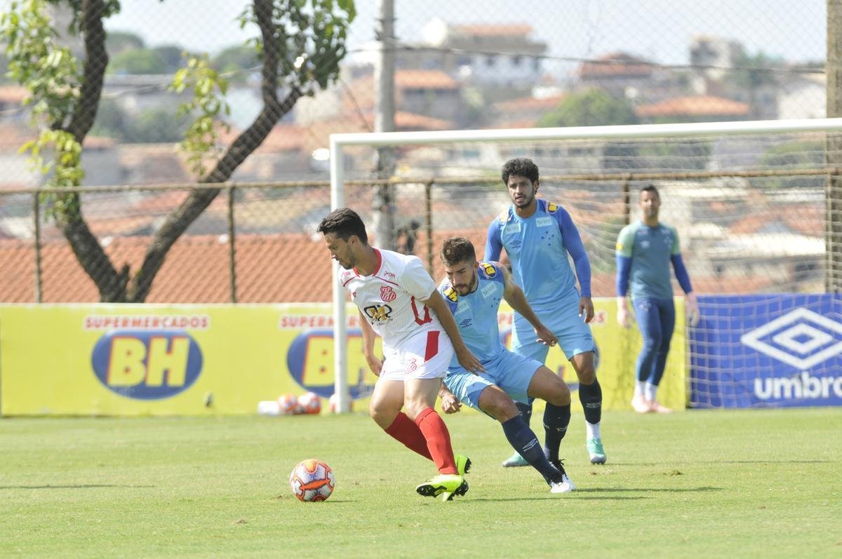 Com gols de Rafinha, David, Renato Kayzer e Murilo, Cruzeiro venceu Democrata-SL por 4 a 1 em jogo-treino nesta tera-feira, na Toca da Raposa 2 (fotos: Juarez Rodrigues/EM D.A Press)