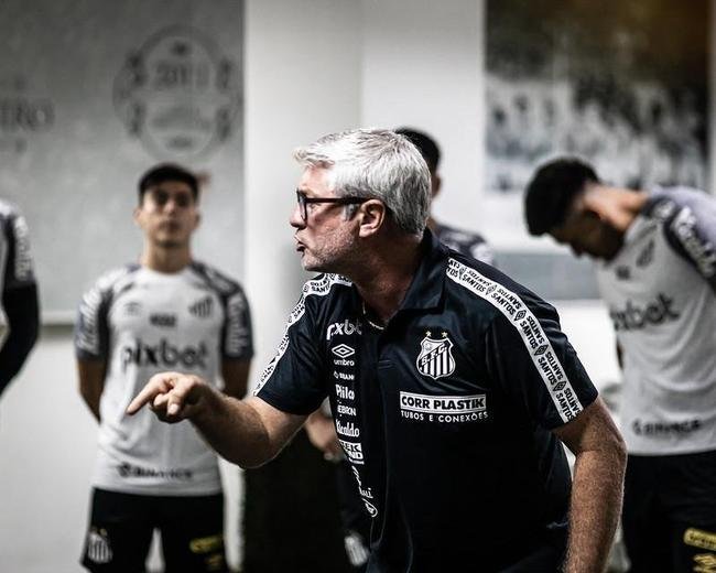 8 - Odair Hellmann foi anunciado pelo Santos em 16 de novembro de 2022
