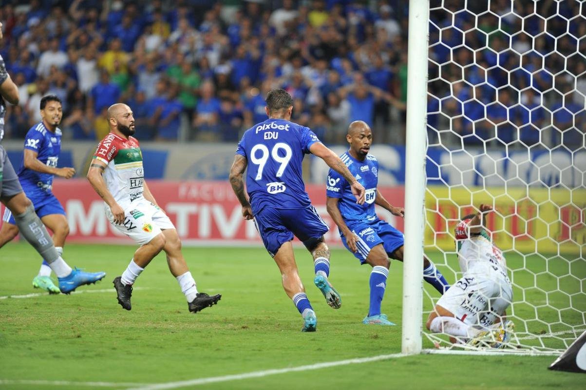 Edu marca gol da vit�ria do Cruzeiro sobre o Brusque, no Mineir�o, pela segunda rodada da S�rie B; veja as imagens da festa da torcida
