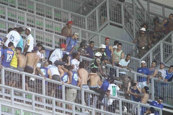 Pouco antes do clssico, alguns torcedores do Cruzeiro brigaram entre si nas cadeiras do Independncia. A PM teve de interferir no tumulto e acabou encontrando resistncia por parte dos mais exaltados.