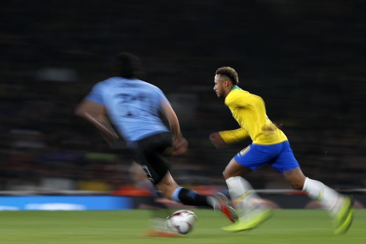 Brasil vence o Uruguai no penltimo teste da temporada. Neymar, de pnalti, garante triunfo em Londres