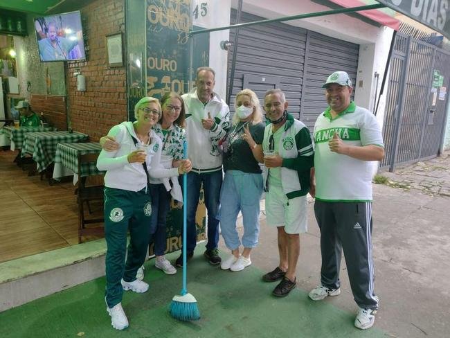 Mesmo com o Allianz Parque fechado para o p�blico, o entorno do est�dio do Palmeiras reuniu muitos torcedores que v�o acompanhar a semifinal contra o Atl�tico em bares e restaurantes (T�lio Kaizer/EM/D. A Press)