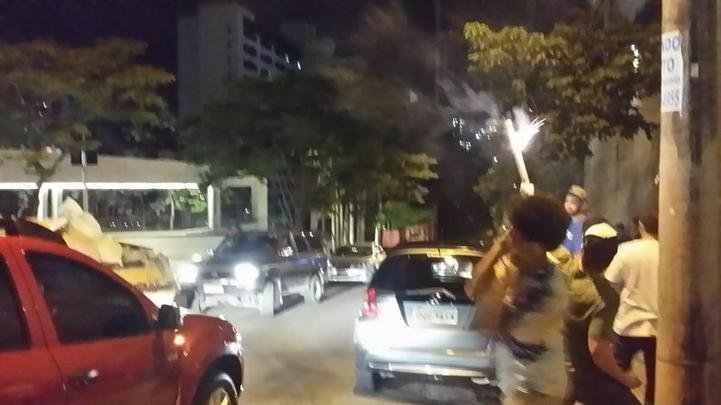 Protesto diante da residncia do presidente do Cruzeiro, Wagner Pires de S. Torcedores querem a renncia imediata do dirigente para que Conselho Gestor assuma o comando