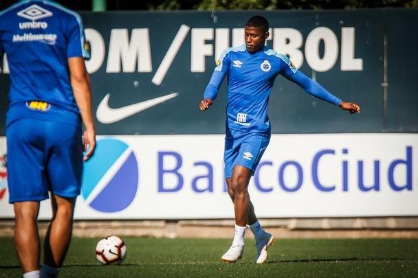 Cruzeiro treinou no complexo Nuevo Gasómetro, do San Lorenzo, antes da estreia na Copa Libertadores. Time celeste enfrenta o Huracán, nesta quinta-feira (07/03), às 19h, no El Palacio
