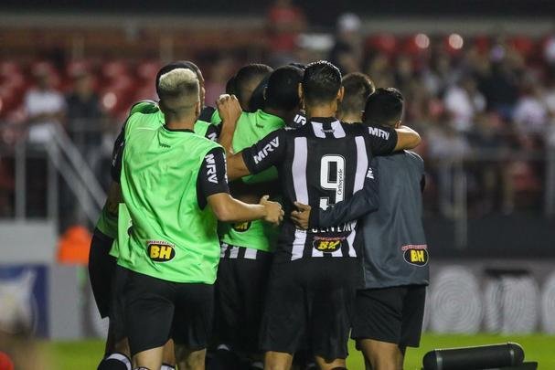 Atlético saiu atrás, conseguiu virada com Róger Guedes e Ricardo Oliveira, mas cedeu empate no Morumbi