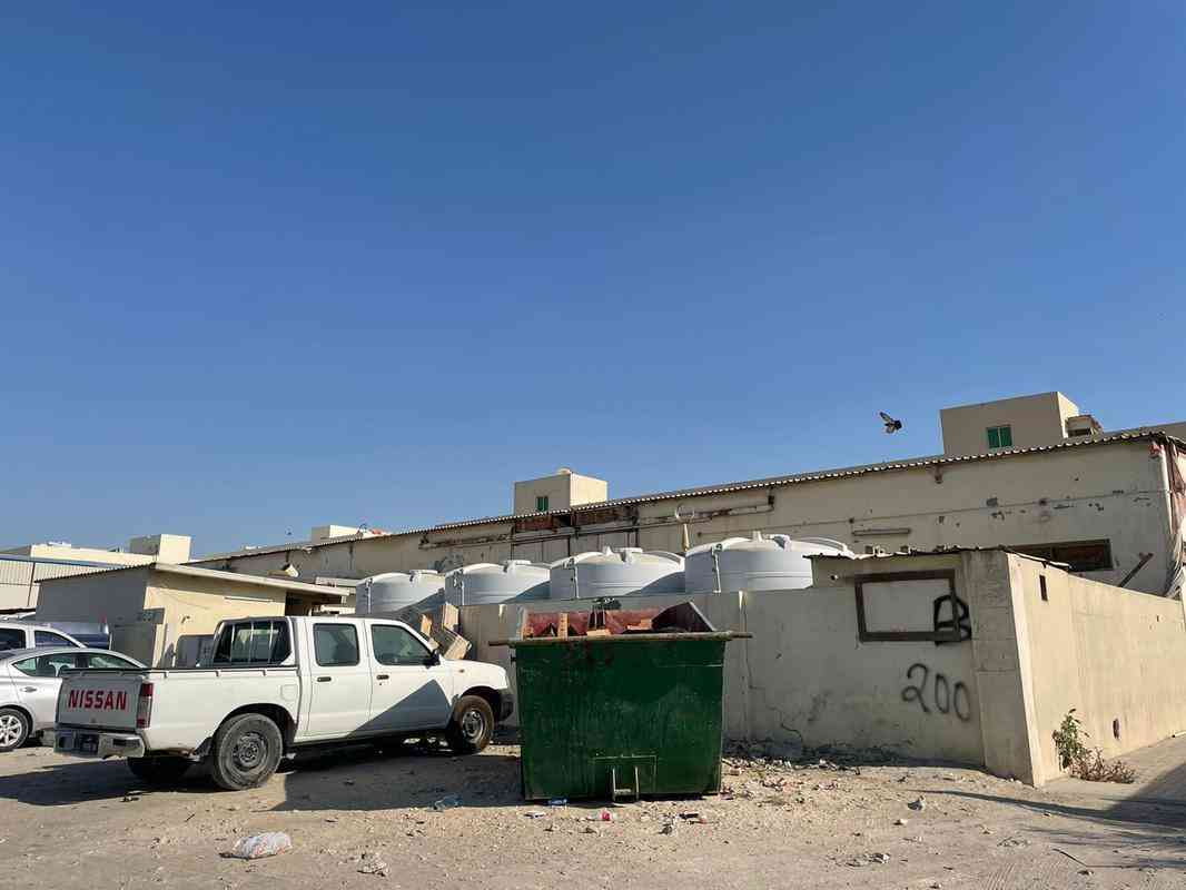 Cenas da rea Industrial, regio pobre de Doha habitada por imigrantes