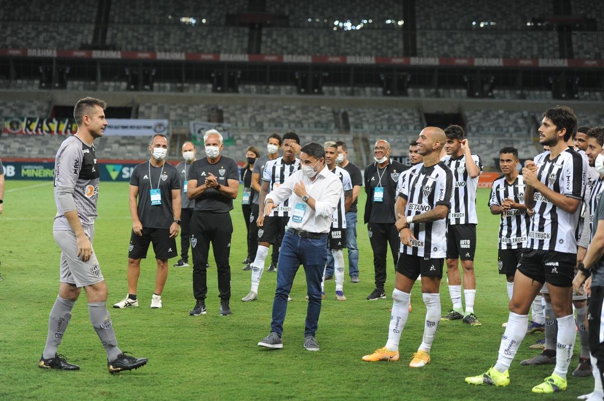 Goleiro foi homenageado na despedida dos gramados 