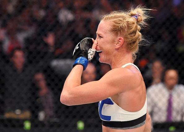 Ronda Rousey  nocauteada por Holly holm no segundo round e perde cinturo do peso galo feminino do UFC, na luta principal em Melbourne