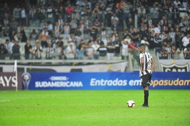 Atltico perdeu por 4 a 3 para o Coln nos pnaltis e foi eliminado da Copa Sul-Americana. Goleiro argentino Burin defendeu penalidades de Rver e Cazares