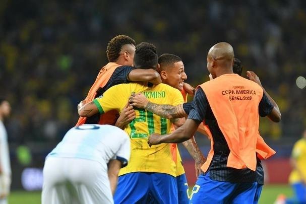 Fotos da vitria do Brasil sobre a Argentina, por 2 a 0, no Mineiro, pela semifinal da Copa Amrica; Gabriel Jesus e Firmino marcaram os gols da seleo em BH