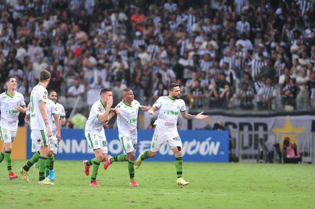 Felipe Azevedo abriu o placar no clssico com um golao em chute de fora da rea, no ngulo esquerdo de Everson: 1 a 0 Amrica