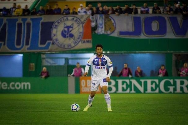 Cruzeiro perde para Chapecoense em jogo que teve atraso por causa de pane em refletores