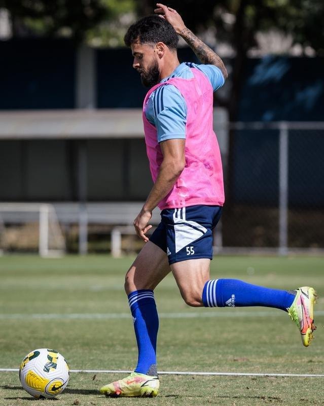 Fotos do treino do Cruzeiro neste domingo, na Toca da Raposa II. As novidades foram as presenas do atacante Rafa Silva, recuperado de incmodo no p direito, e dos recm-contratados Luis Felipe (zagueiro, ex-PSV da Holanda) e Bruno Rodrigues (atacante, ex-Famalico de Portugal)