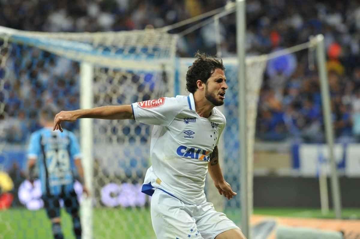 Momento em que Hudson marcou o gol do Cruzeiro no segundo tempo