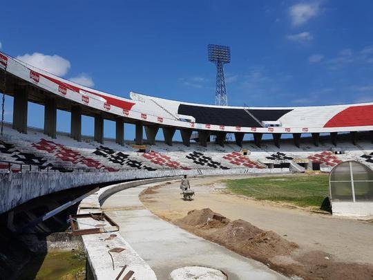 Estádio do Arruda vem passando por pintura na arquibancada, manutenção do gramado e construção de 'calçada de concreto' ao redor do campo