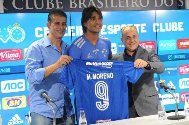 Fotos da apresentao do atacante Marcelo Moreno como novo reforo do Cruzeiro para 2020. Duante entrevista, jogador foi acompanhado pela esposa Marilisy Antonelli e pela filha, Maria Clara