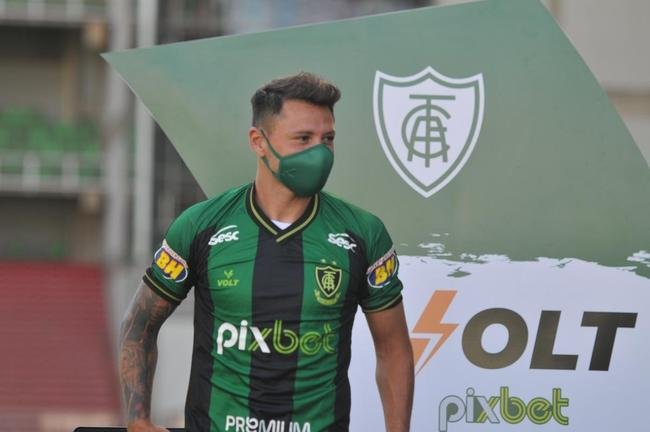 Mauro Zrate, atacante argentino de 34 anos, foi apresentado oficialmente pelo Amrica na tarde desta sexta-feira (3), no Estdio Independncia, em Belo Horizonte. Experiente, o atleta tem passagens por clubes como Fiorentina, Lazio e Inter de Milo, da Itlia, e tambm por Vlez Sarsfield e Boca Juniors, da Argentina.