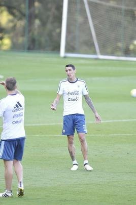 Seleo Argentina treinou nesta tera na Cidade do Galo com Lionel Messi. O craque cobrou faltas, afiou a pontaria e, em seguida, deixou a atividade mais cedo para se poupar. Na parte final, o tcnico Bauza orientou um trabalho em campo reduzido