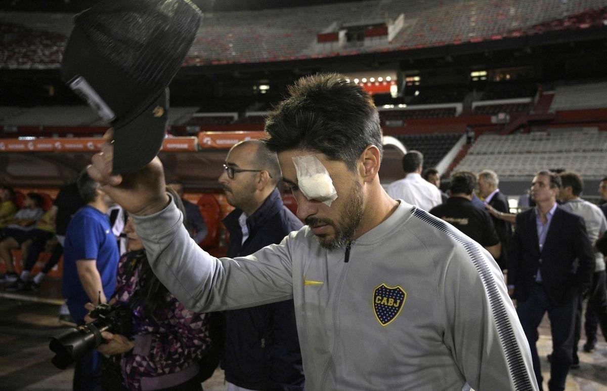 Depois do adiamento da final da Libertadores, jogadores de River Plate e Boca Juniors estiveram no gramado do Monumental de Nez e trocaram algumas palavras amistosas