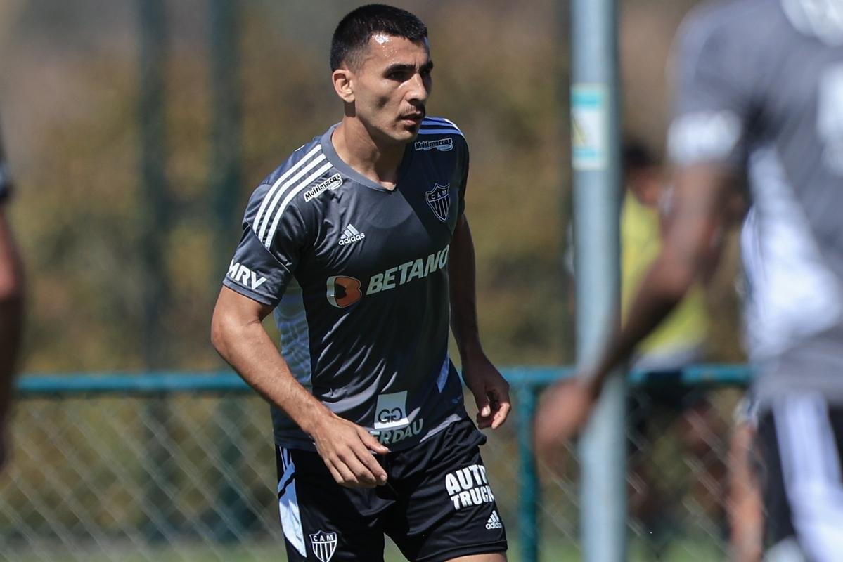 Nesta quinta-feira (28), o Atltico realizou o terceiro treino na Cidade do Galo aps o retorno de Cuca. Durante a atividade, o treinador conversou com o presidente do clube, Srgio Coelho.
