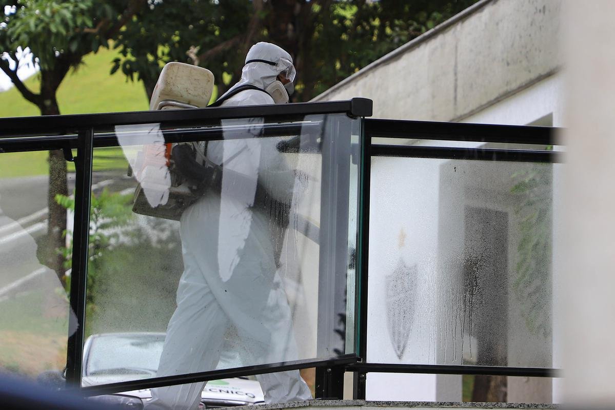 Fotos da desinfeco na Cidade do Galo