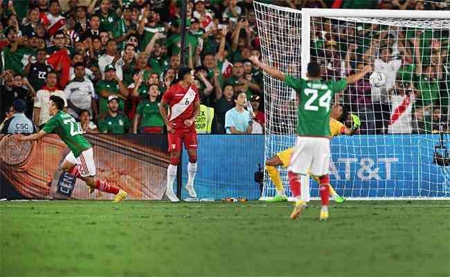 Muita vibrao dos jogadores do Mxico com o gol de Lozano