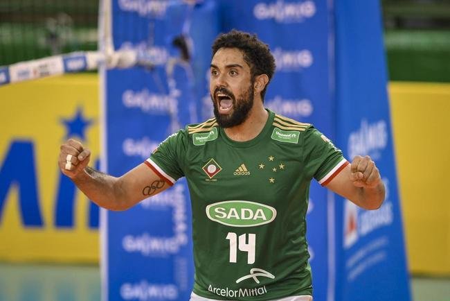 Cruzeiro se garantiu na decis�o do Sul-Americano de V�lei ao bater os argentinos do Policial Voley por 3 sets a 0, neste s�bado (5), no Gin�sio do Riacho, em Contagem. As parciais foram de 25/20, 29/27 e 25/16