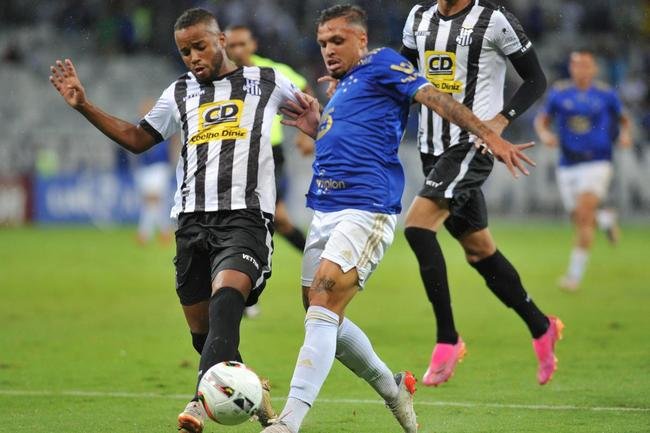 Edu marcou o gol da vitria do Cruzeiro sobre o Democrata-GV no ltimo minuto e mostrou novamente poder de deciso