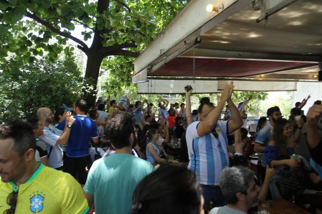 No restaurante Pizza Sur, em Belo Horizonte, comunidade argentina acompanhou a final da Copa do Mundo diante da Frana
