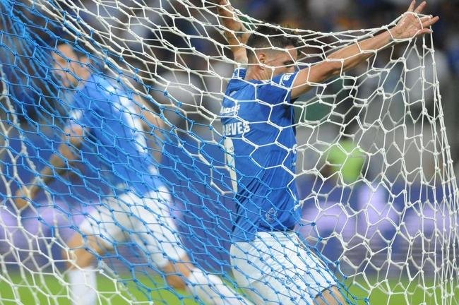 Cruzeiro voltou para o tudo ou nada no segundo tempo e chegou ao empate aos 13 minutos, com gol de cabea de Thiago Neves, aps assistncia de Ariel Cabral